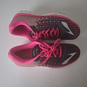 Brooks Women's Athletic Shoes in Pink and Black Size 7.5 Pre-owned